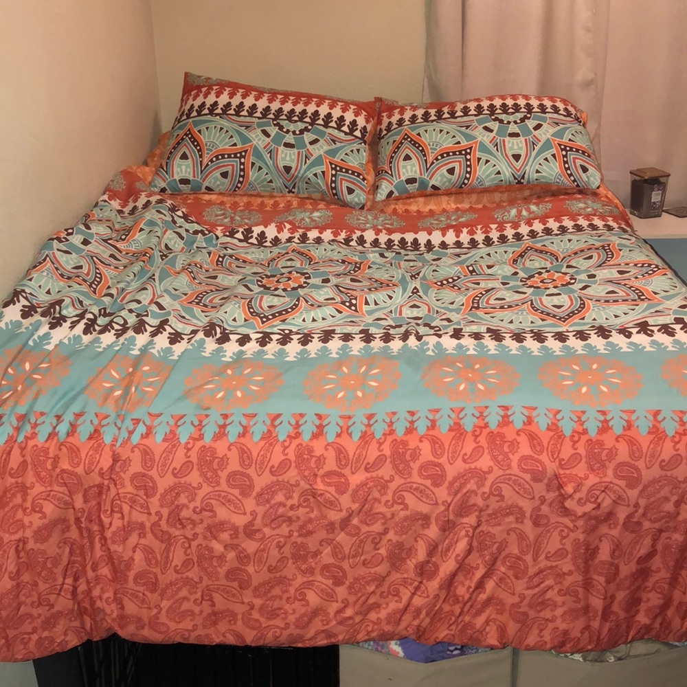 Reversible full size comforter w 2 pillow shams